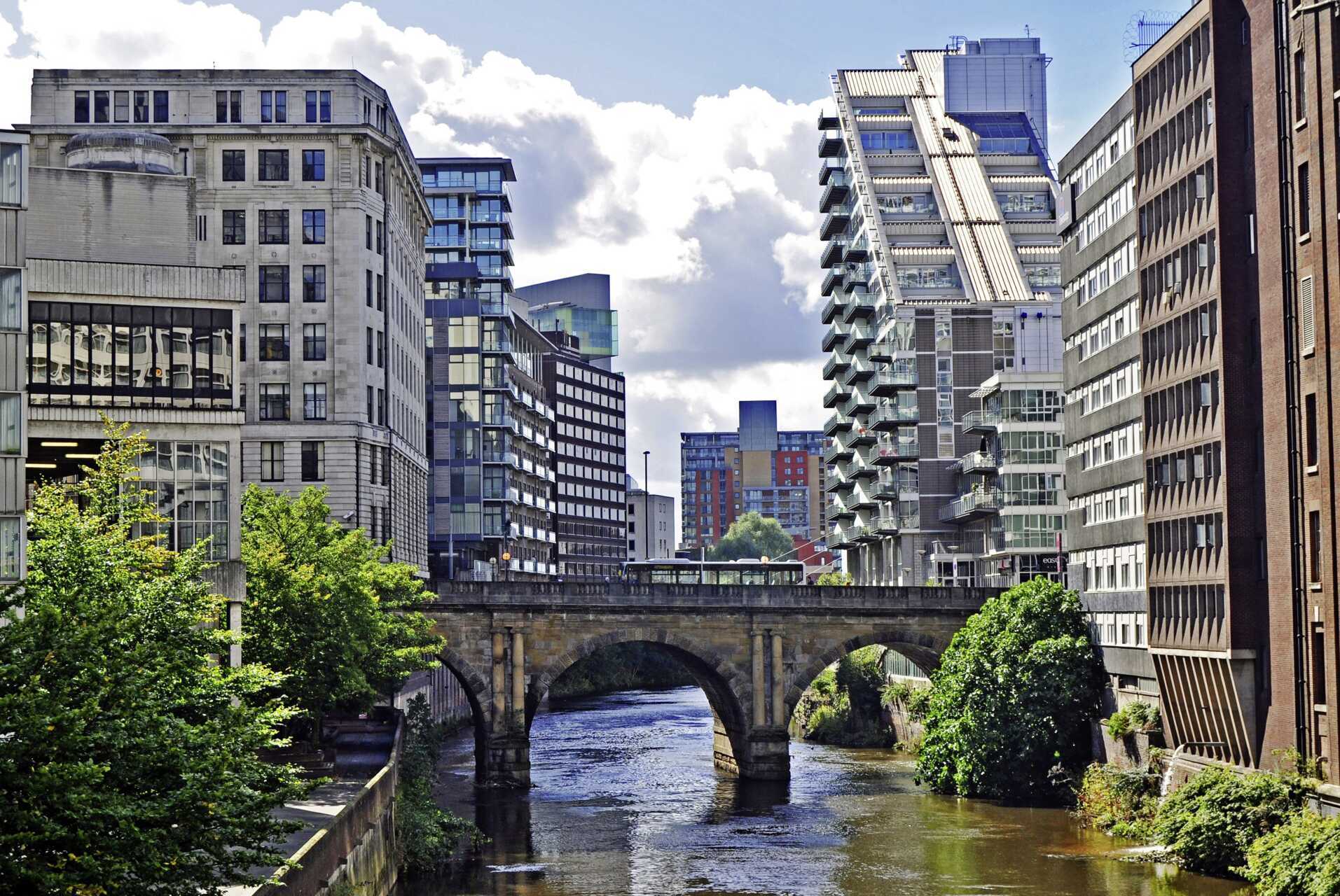 Floden Irwell som løber gennem Manchester kantes af moderne lejligheder.