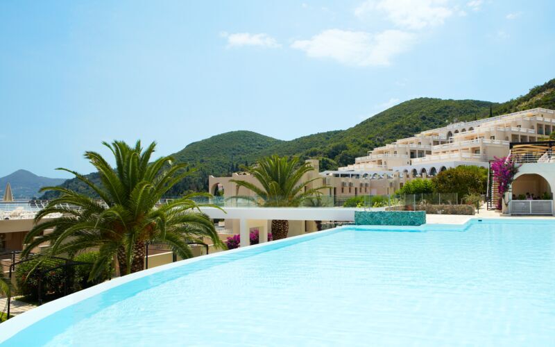 Poolområdet på Hotel MarBella Corfu i Agios Ioannis Peristeron, Korfu