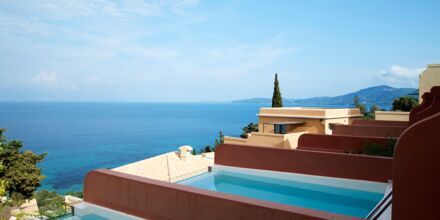 Junior-suite deluxe med privat pool på balkonen på MarBella Nido Suite Hotel & Villas på Korfu, Grækenland.