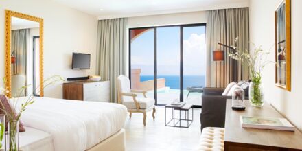 Junior-suite deluxe med privat pool på balkonen på MarBella Nido Suite Hotel & Villas på Korfu, Grækenland.