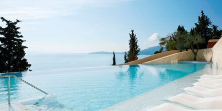 Poolområde på MarBella Nido Suite Hotel & Villas på Korfu, Grækenland.