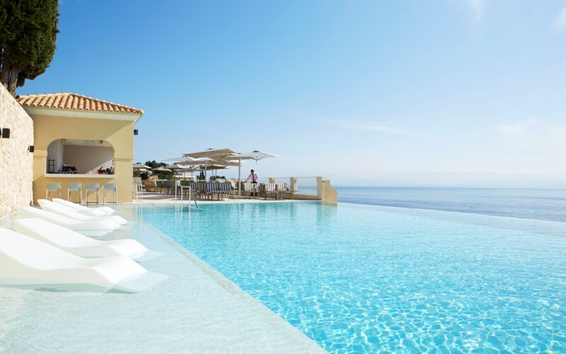 Pool og poolbar Aquavit på MarBella Nido Suite Hotel & Villas på Korfu, Grækenland.