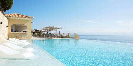 Pool og poolbar Aquavit på MarBella Nido Suite Hotel & Villas på Korfu, Grækenland.