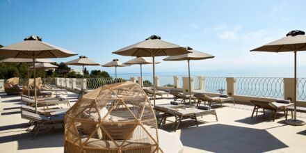Poolområde på MarBella Nido Suite Hotel & Villas på Korfu, Grækenland.