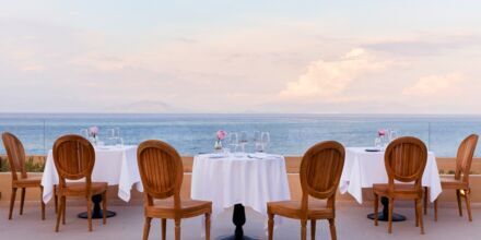 A la carte-restauranten Apaggio Gourmeta på  MarBella Nido Suite Hotel & Villas på Korfu, Grækenland.