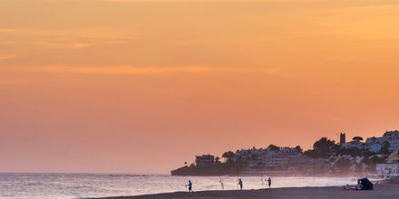 Strand i solnedgang i Marbella, Spanien.