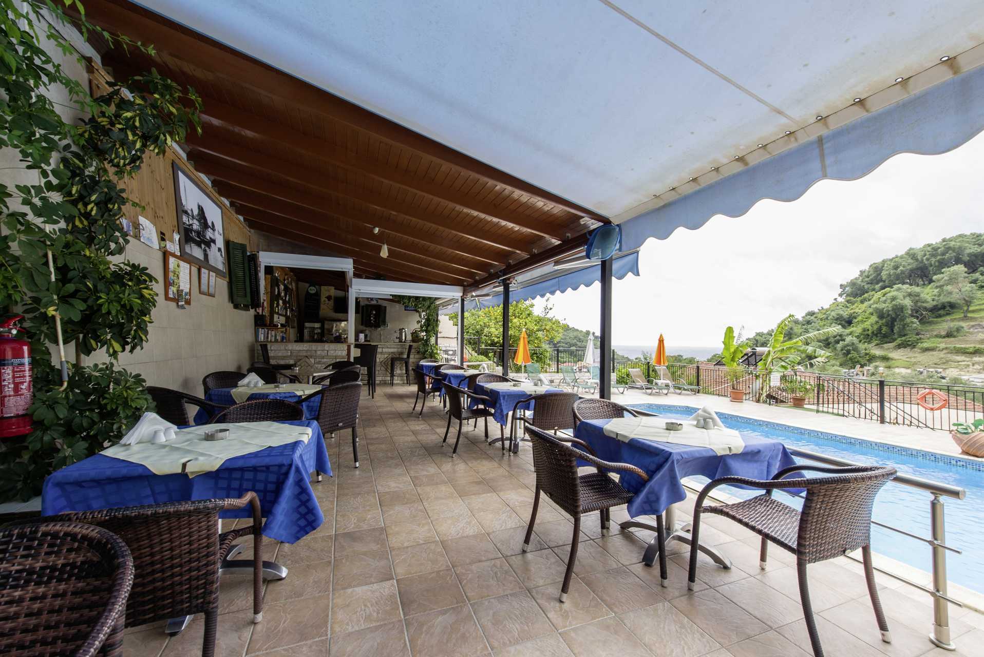 Poolbar på hotel Margarita på Parga, Grækenland.