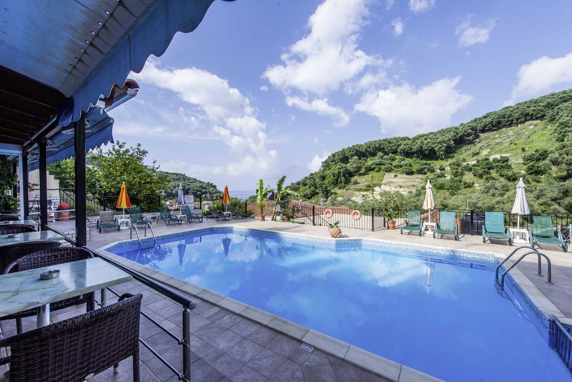 Poolen på hotel Margarita på Parga, Grækenland.