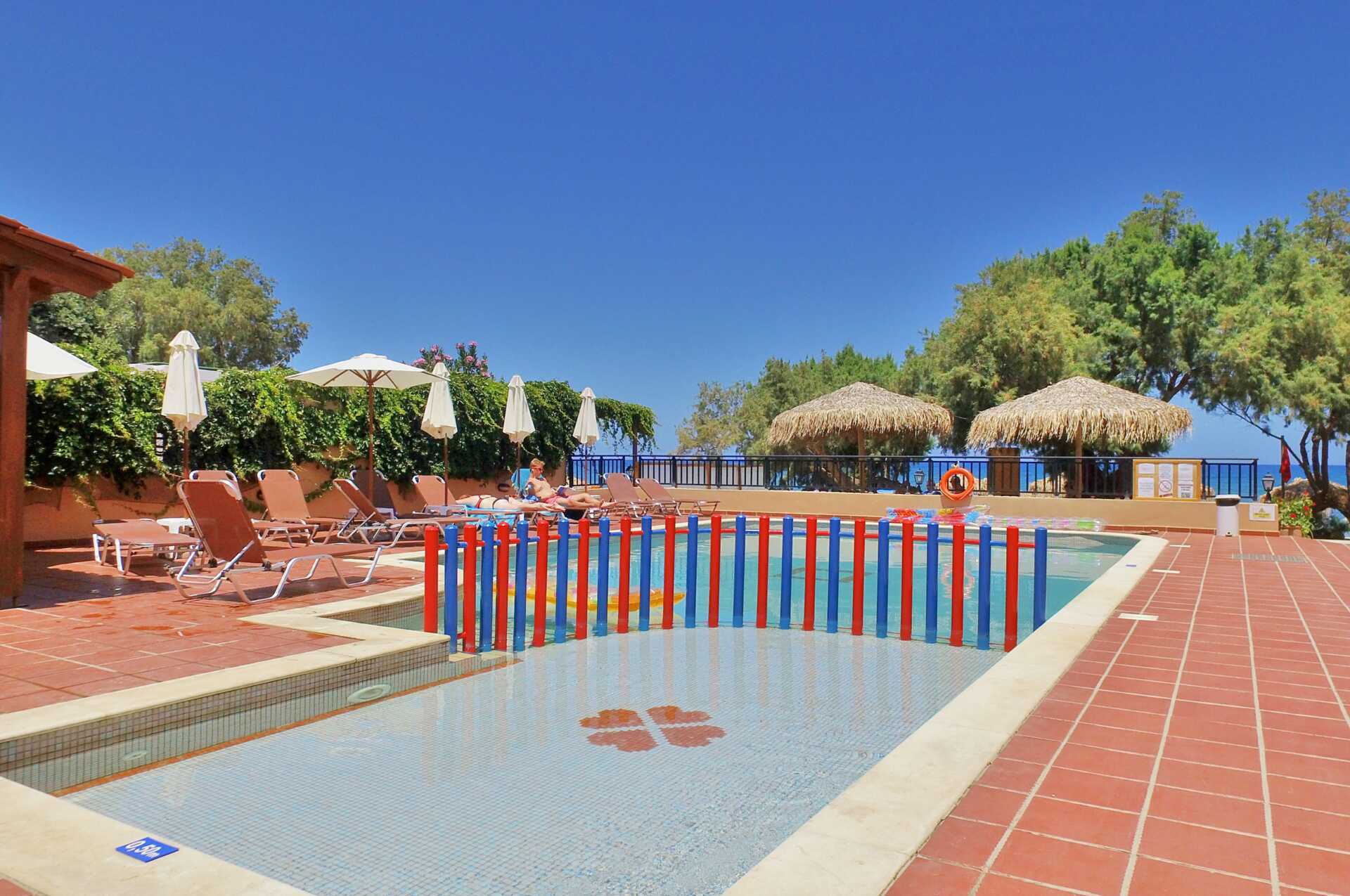 Poolområde på Margarita Beach Resort G D's Hotels på Kreta, Grækenland.