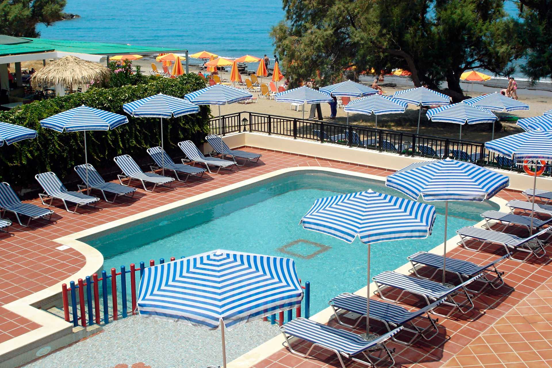 Poolområde på Margarita Beach Resort G D's Hotels på Kreta, Grækenland.