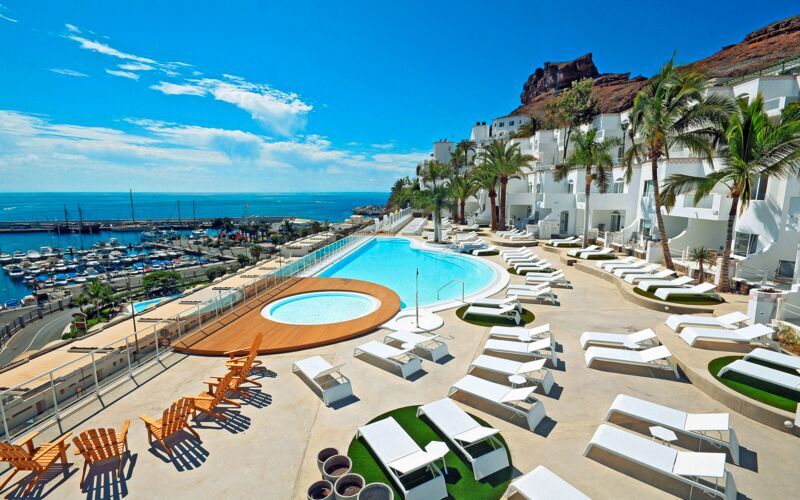 Poolområdet på hotel Marina Bay View i Puerto Rico på Gran Canaria.