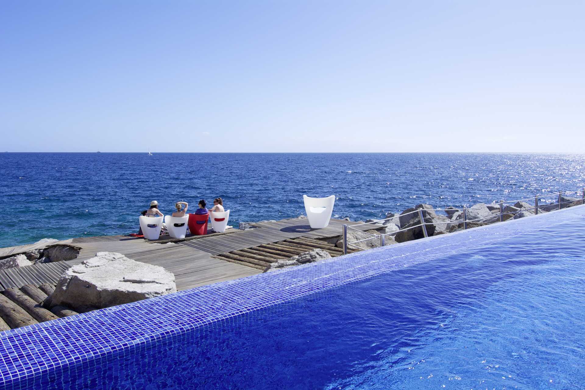 Poolområde ved Marina Suites i Puerto Rico på Gran Canaria.