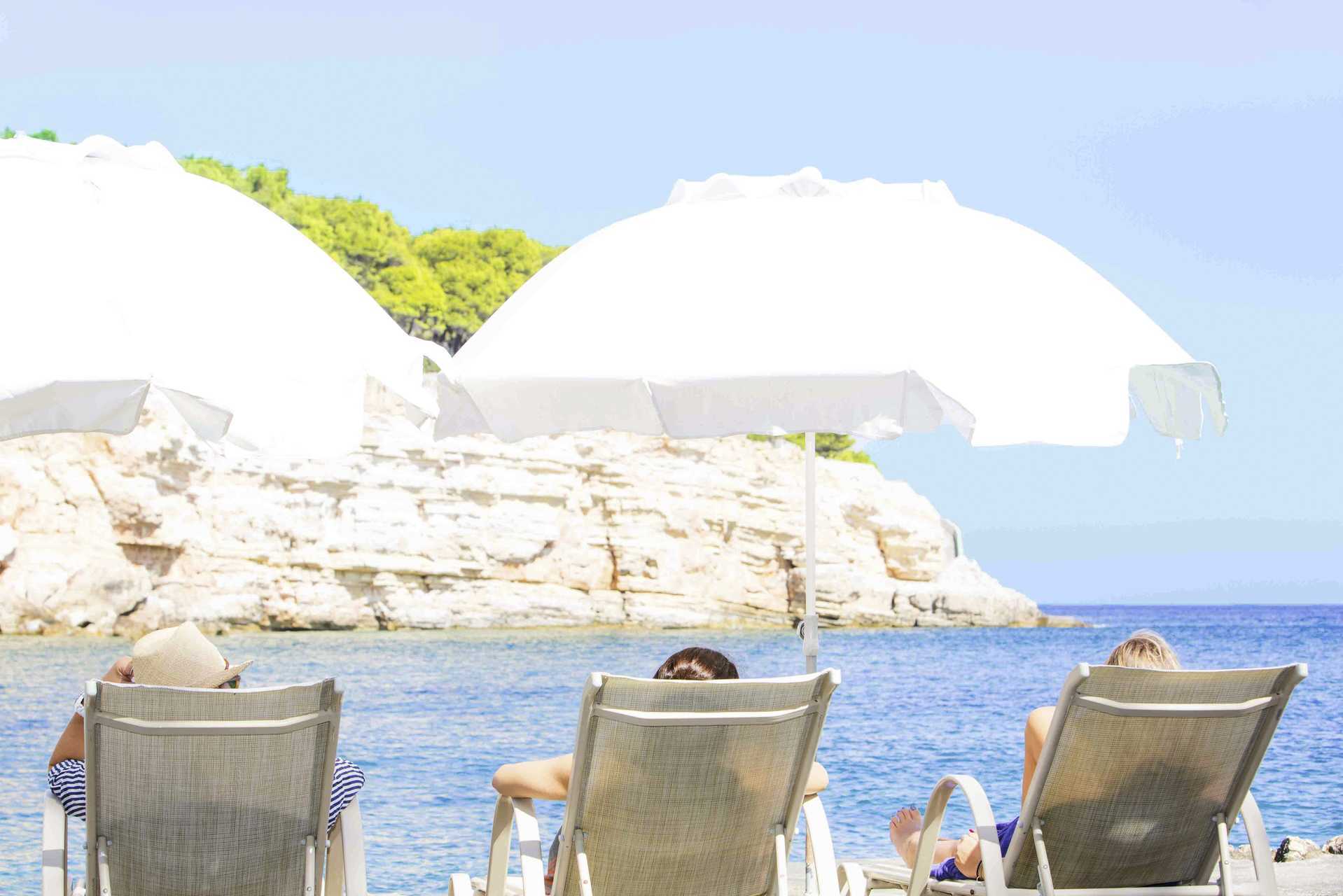 Stranden ved Marpunta Beach Village på Alonissos, Grækenland
