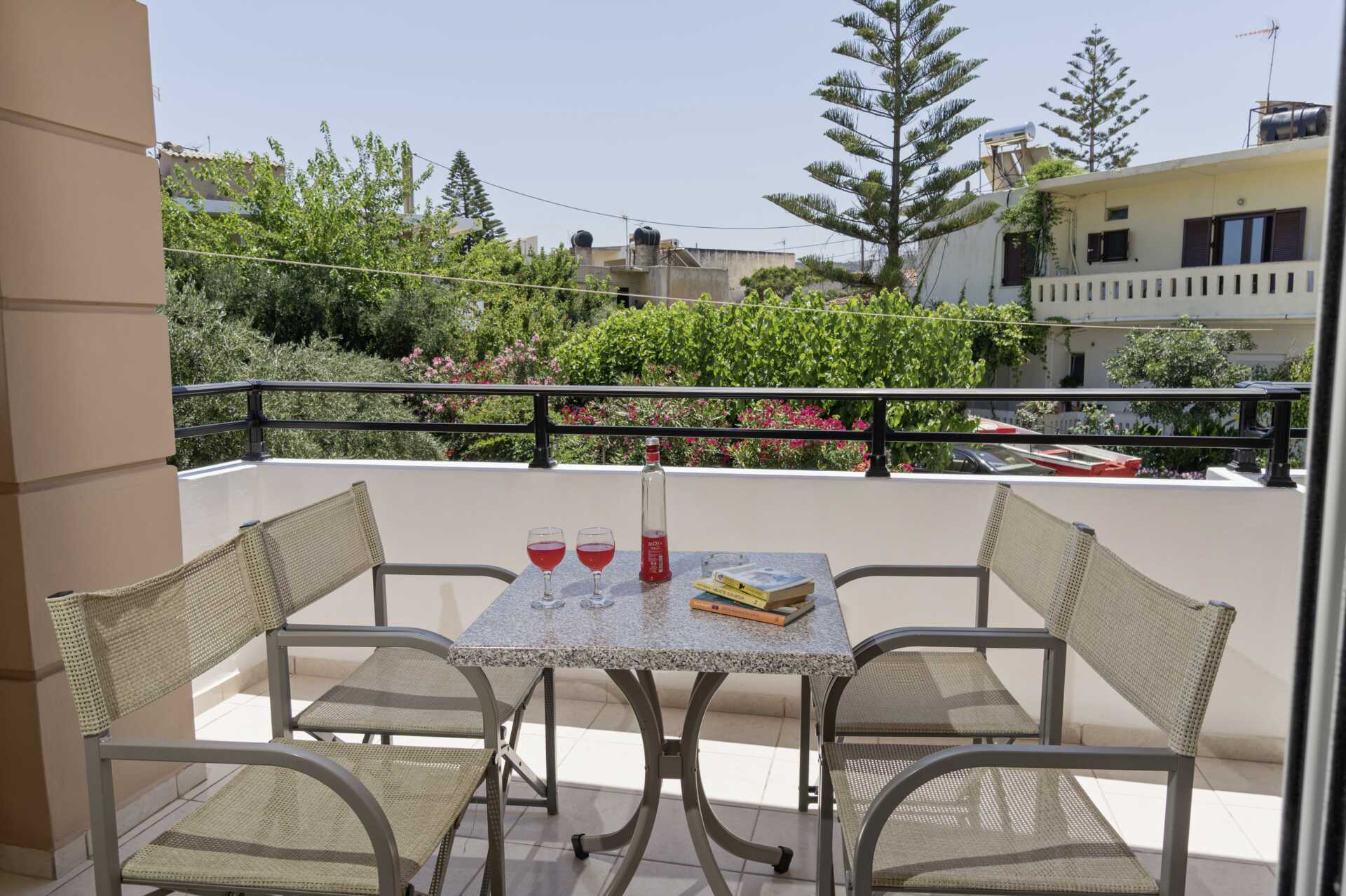 Balkon til 2-værelses lejlighed i ny del på Hotel Mary i Platanias, Kreta.