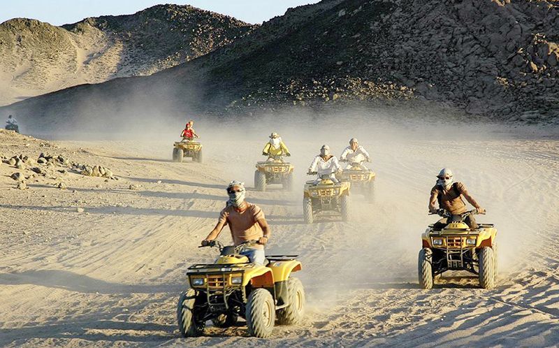Med ATV i ørkenen