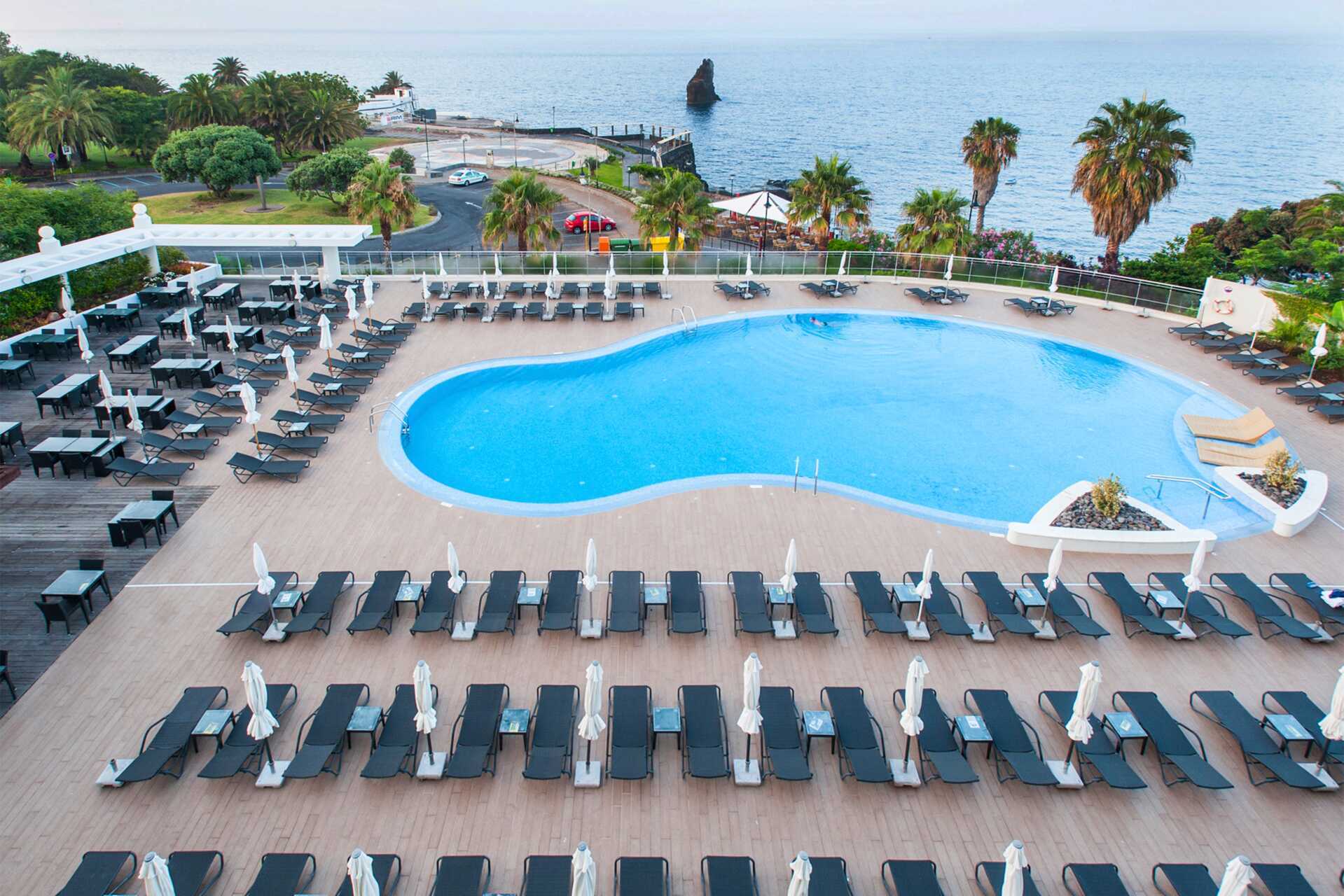 Poolområdet på hotel Melia Madeira Mare på Madeira, Portugal.