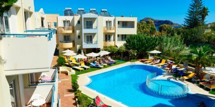 Poolområdet på hotel Melina Beach på Kreta, Grækenland.