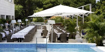 Restauranten og poolen på Hotel Miramare i Makarska, Kroatien.