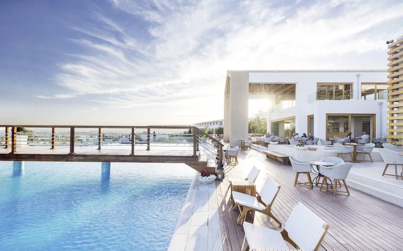 Poolområdet ved Mitsis Blue Domes Resort & Spa på Kos i Grækenland.