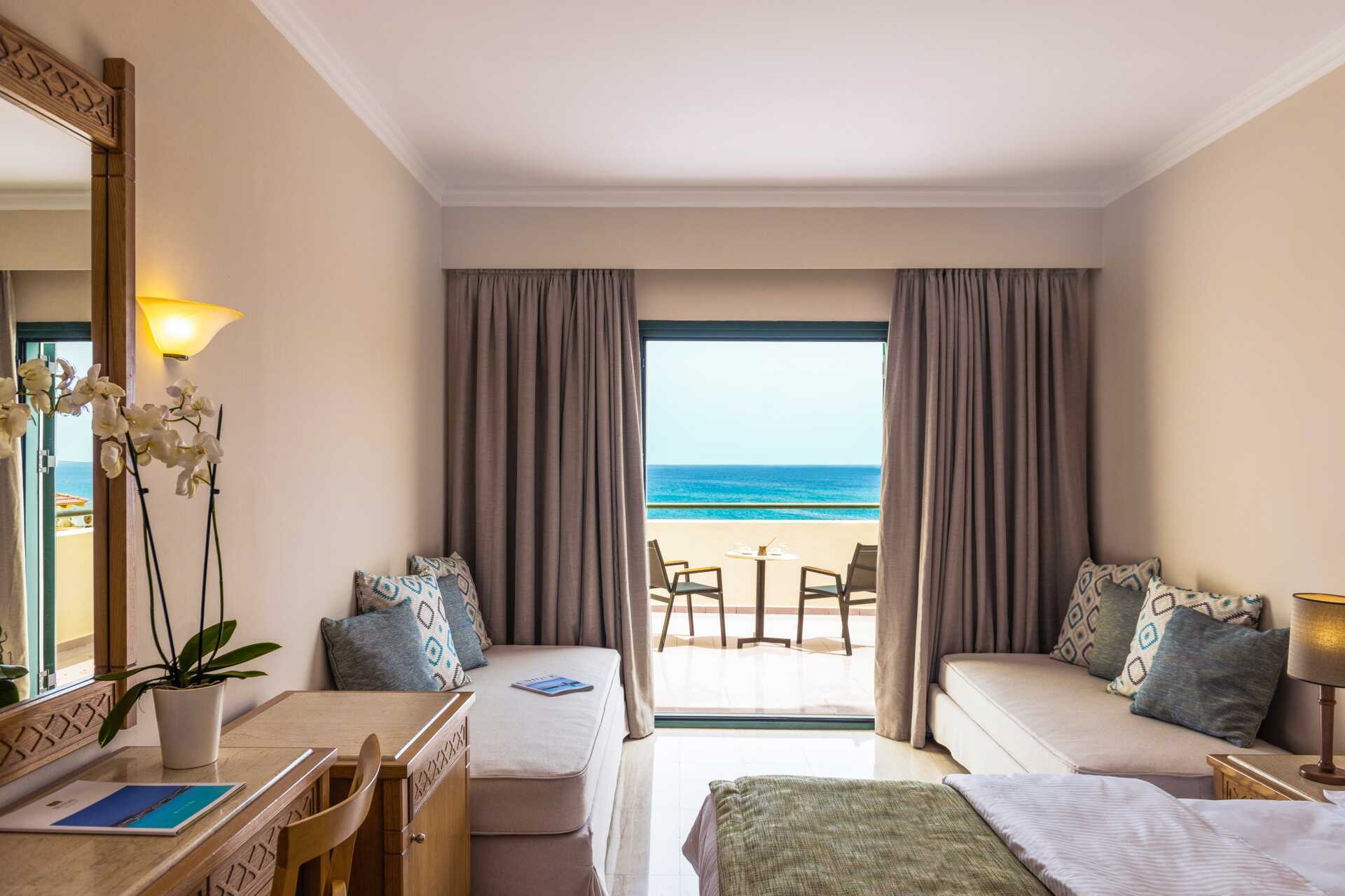 Dobbeltværelse i bungalow med havudsigt.