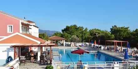 Poolområdet på Hotel Mykali på Samos, Grækenland.