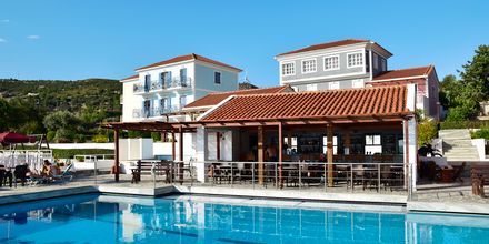 Poolområdet på Hotel Mykali på Samos, Grækenland.