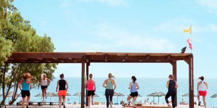 Træning på platformen lige ved havet på Hotel Mythos Beach Resort Afandou på Rhodos