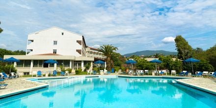 Poolområdet på hotel Livadi Nafsika i Dassia på Korfu.