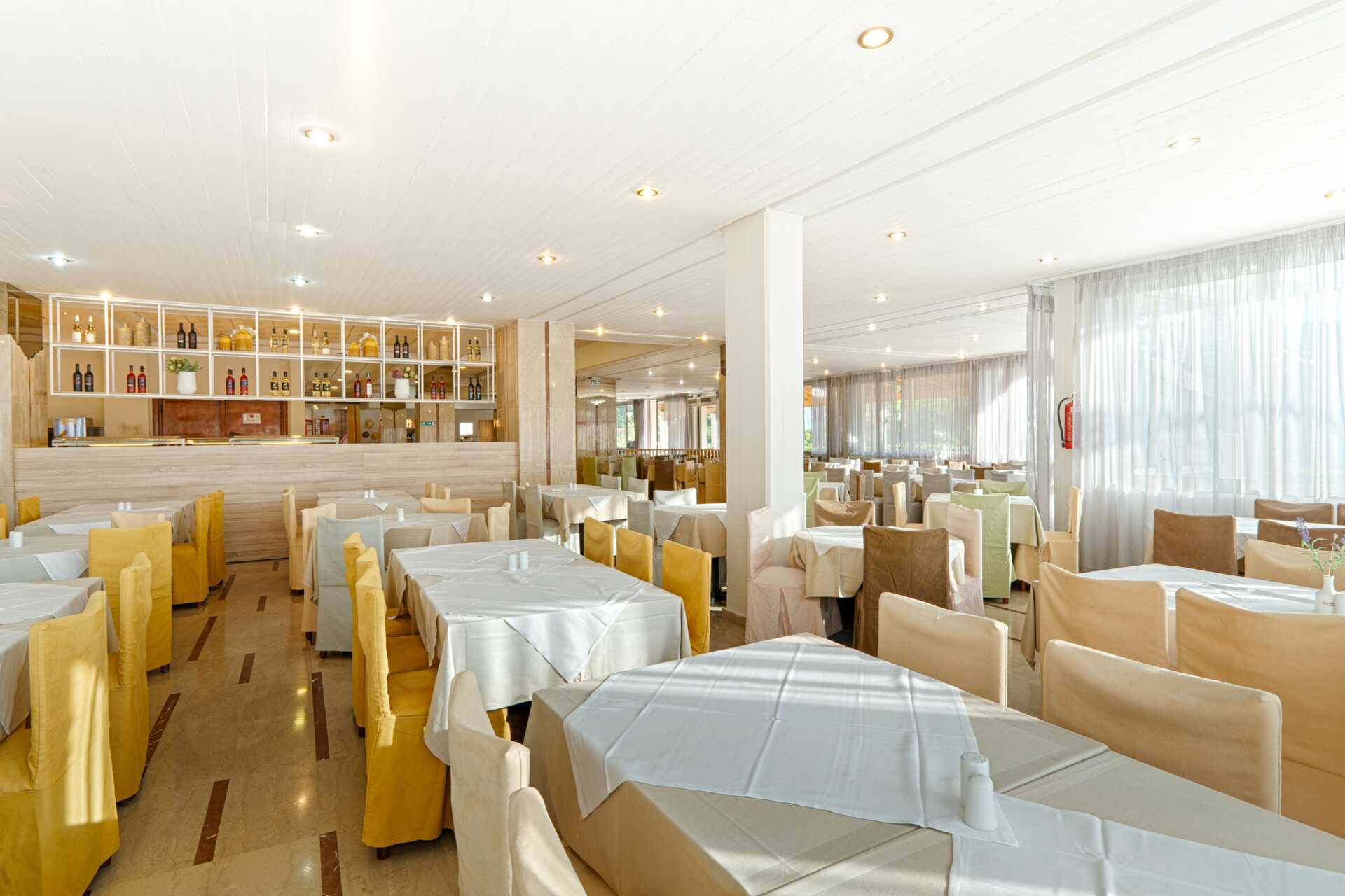 Restaurant på hotel Livadi Nafsika i Dassia på Korfu