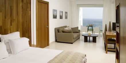 Junior-suite på Napa Mermaid Hotel & Suites i Ayia Napa, Cypern.