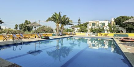 Poolområde på Hotel Naxos Beach på Naxos, Grækenland.