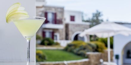 Nyd en drink på Hotel Naxos Palace i Agios Prokopios på Naxos, Grækenland.