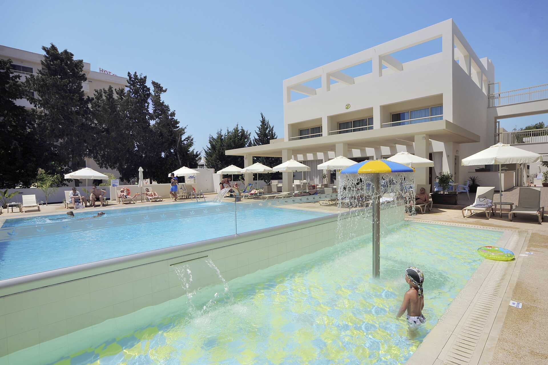 Poolområde på Hotel Nelia Garden, Ayia Napa, Cypern.