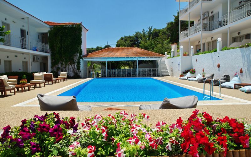 Poolområde på Hotel Nereides på Alonissos, Grækenland.