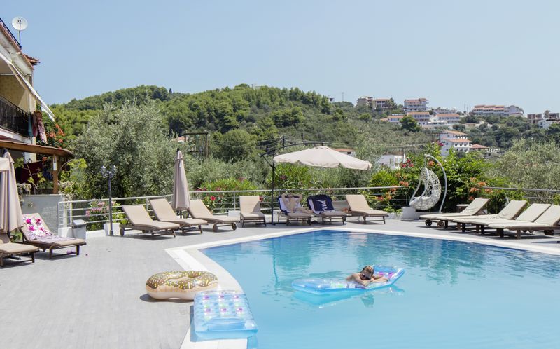 Poolområde på Hotel Nicholas i Megali Ammos på Skiathos.