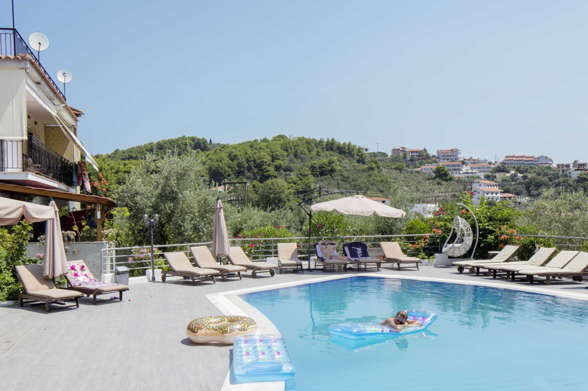 Poolområde på Hotel Nicholas i Megali Ammos på Skiathos.