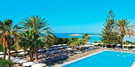 Poolområdet ved hotel Nissi Beach i Ayia Napa, Cypern