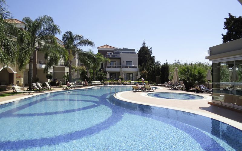 Pool på Okeanis Golden Resort i Agii Apostoli på Kreta, Grækenland
