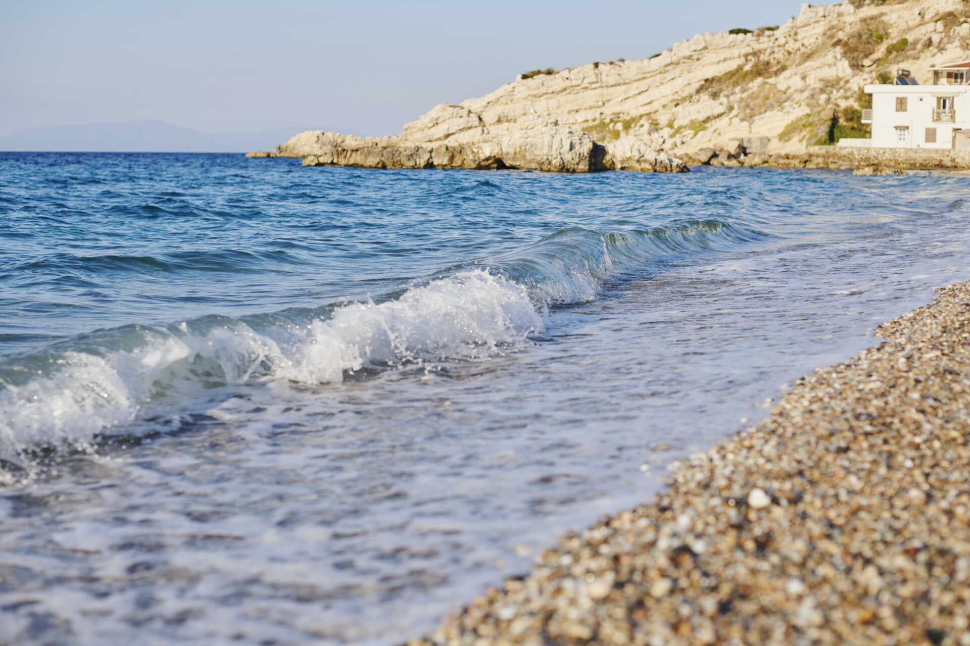 Krystalklart vand i Kokkari på Samos, Grækenland.