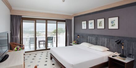 Deluxe-værelse på Hotel Orchidacea Resort ved Kata Beach, Phuket, Thailand.