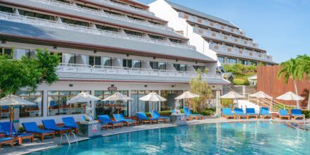 Poolområde på Hotel Orchidacea Resort ved Kata Beach, Phuket, Thailand.