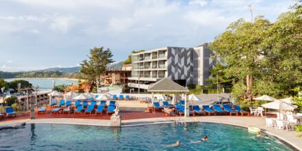 Poolområde på Hotel Orchidacea Resort ved Kata Beach, Phuket, Thailand.
