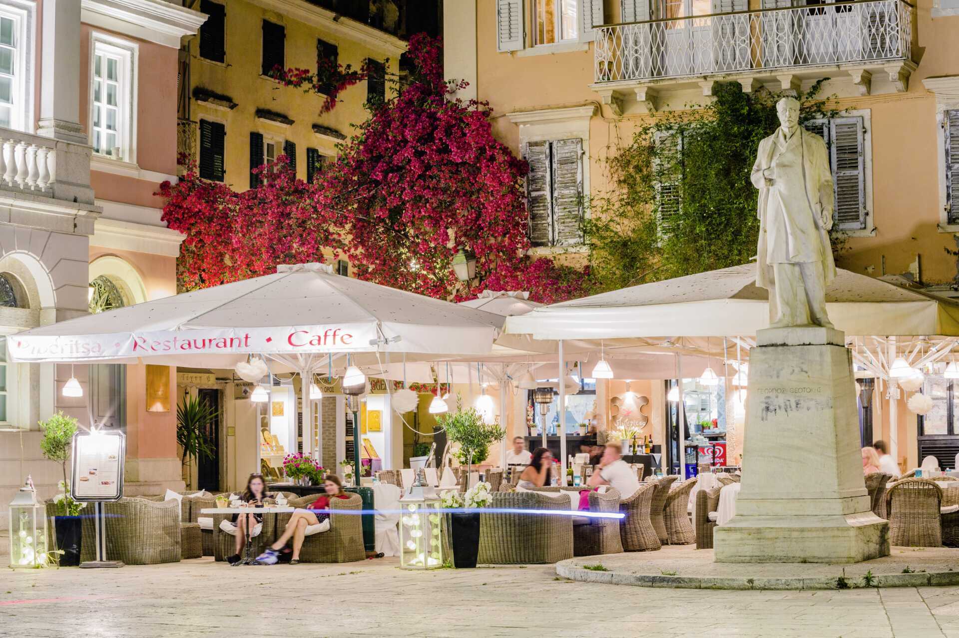 Restauranter i Korfu by, Grækenland.