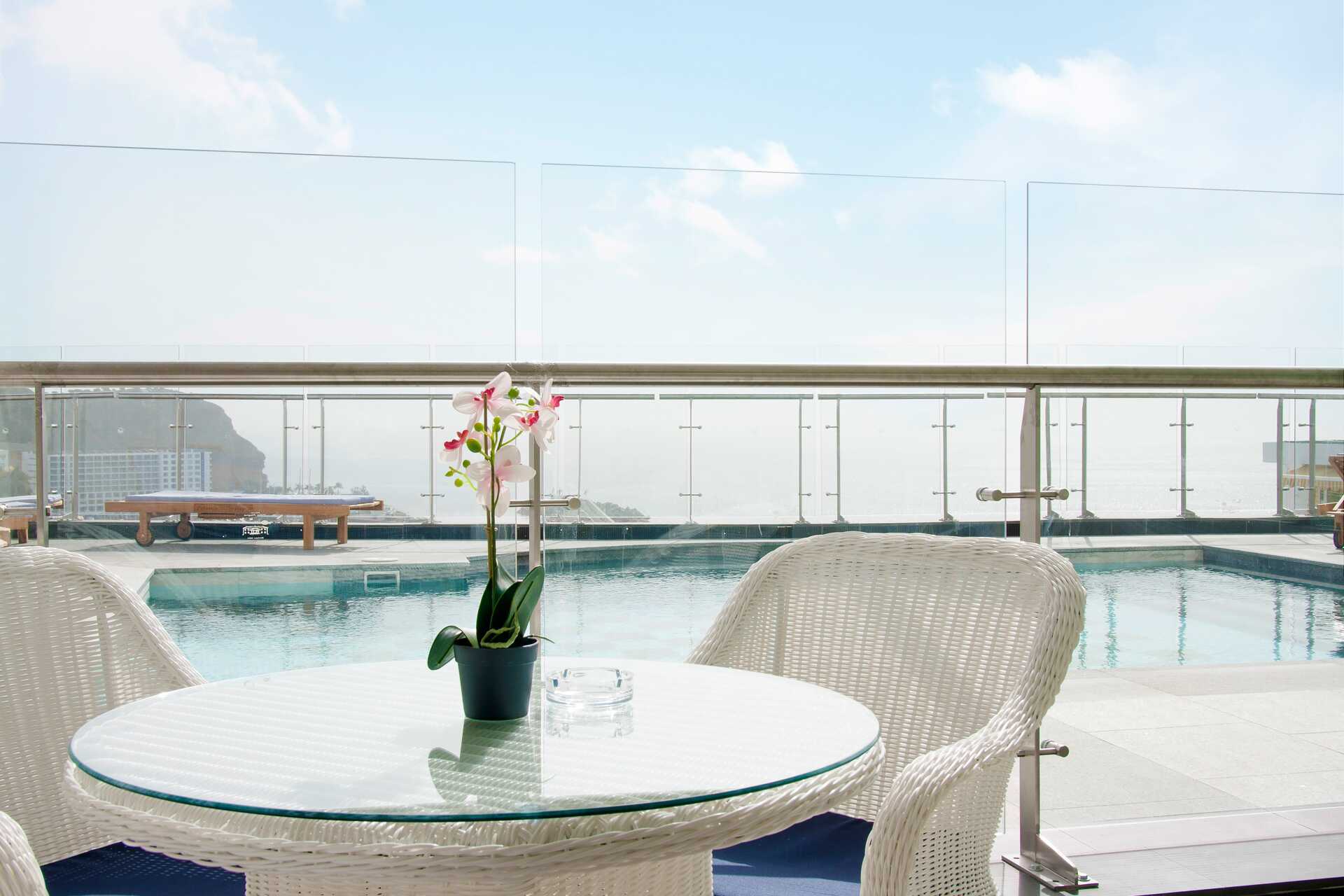 2-værelses lejlighed superior med terrasse og delvis havudsigt på Hotel Villa Magna i Puerto Rico, Gran Canaria.