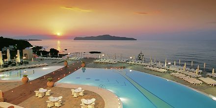 Poolen om aftenen på hotel Panorama på Kreta, Grækenland.