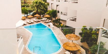 Poolområde på hotel Parasol i Karpathos By, Grækenland.