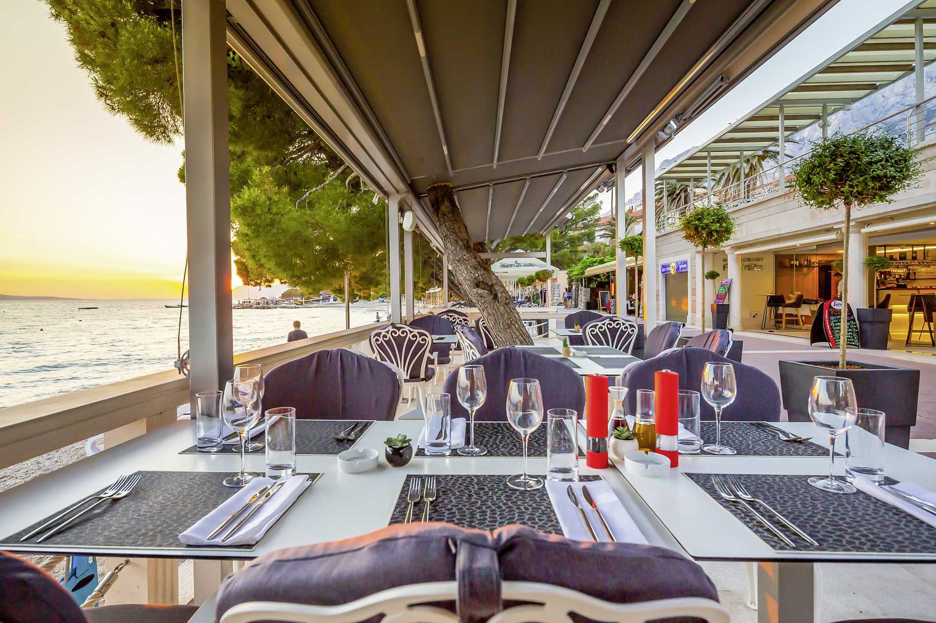 Restauranten nede ved stranden på Hotel Park i Makarska, Kroatien.