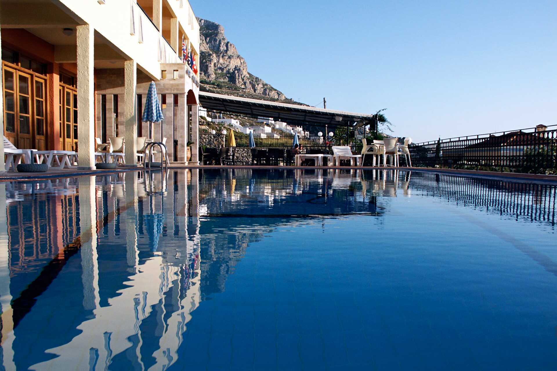 Poolområde på Hotel Philoxenia på Kalymnos, Grækenland
