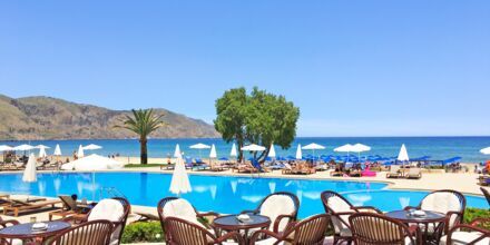 Poolområde på Hotel Pilot Beach på Kreta, Grækenland.