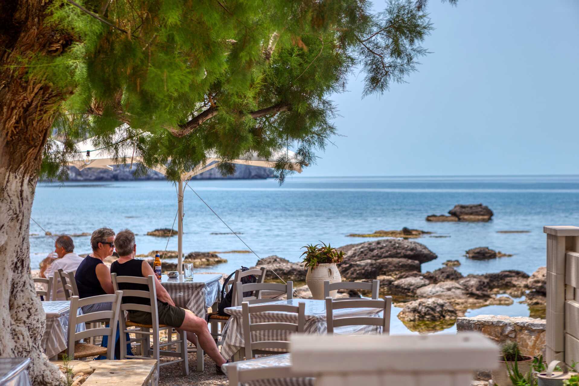 Nyd gode græske retter med udsigt over Middelhavet.